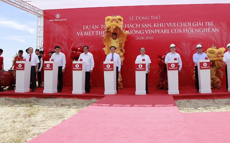 Lễ khởi công dự án Vinpearl Cửa Hội bên cạnh đại diện của chủ đầu tư Vingroup còn có sự tham dự của phó Thủ tướng chính phủ và nguyên chủ tịch quốc hội Nguyễn Sinh Hùng 