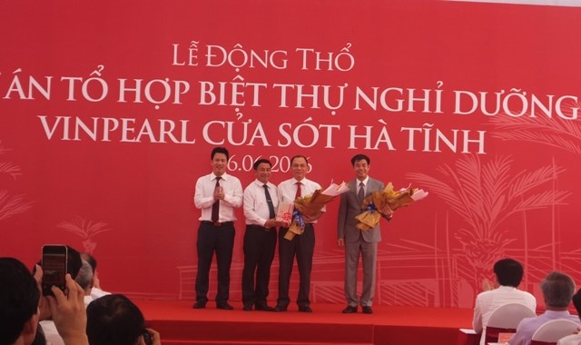 Ông Phạm Nhật Vượng - chủ tịch Tập đoàn Vingroup nhận hoa từ đại diện tỉnh Hà Tĩnh