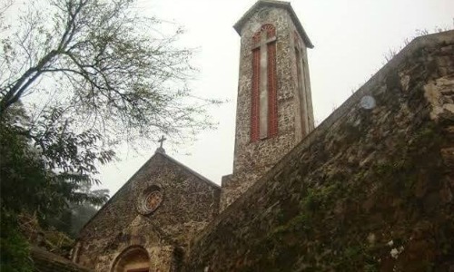 Nhà thờ đá gần biệt thự Tam Đảo