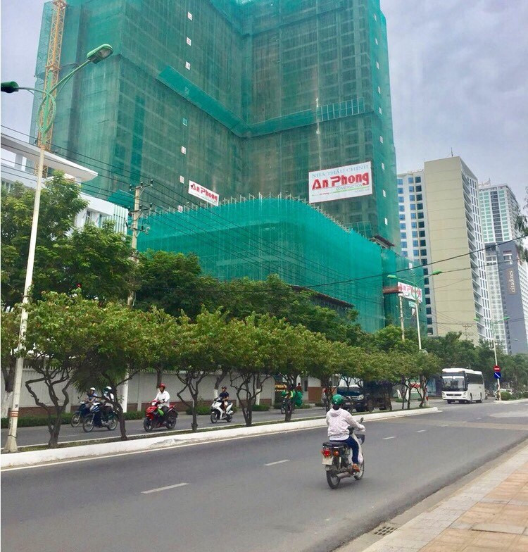 Mặt đường Trần Phú nơi dự án Vinpearl Condotel Trần Phú đang xây dựng